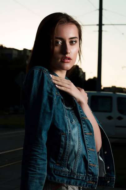 Elegante modella bruna in posa per strada la sera, indossare
 - Foto, immagini