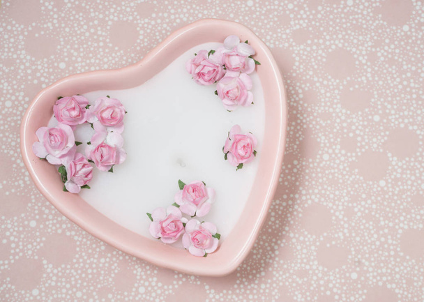 Décoration pour la Saint-Valentin : bougie rose en forme de coeur avec li
 - Photo, image