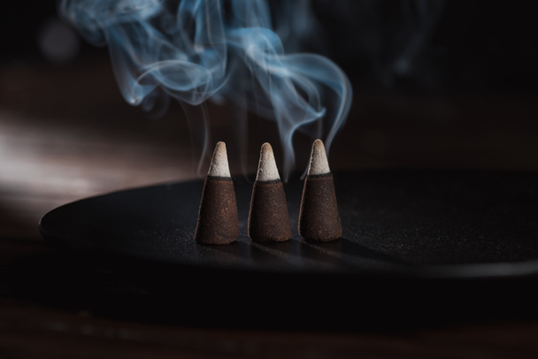 τρεις καύση θυμίαμα μπαστούνια με μπλε καπνό - Φωτογραφία, εικόνα