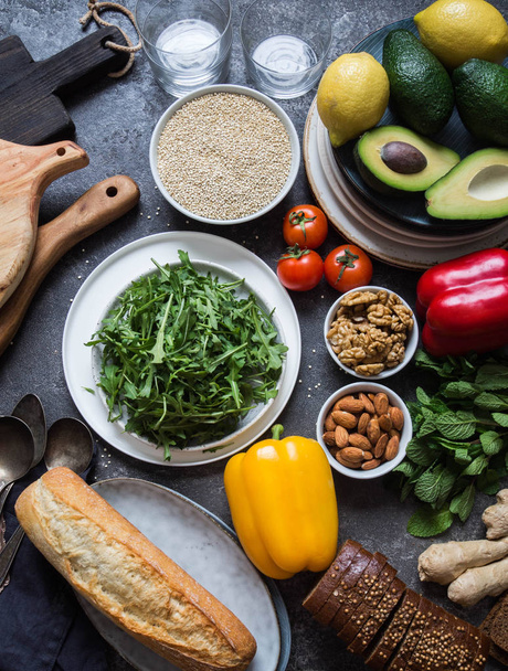 Productos saludables para cocinar. Platos y comida en la mesa. Frutas, verduras, frutos secos, hierbas, cereales para cocinar. Vista superior
 - Foto, Imagen