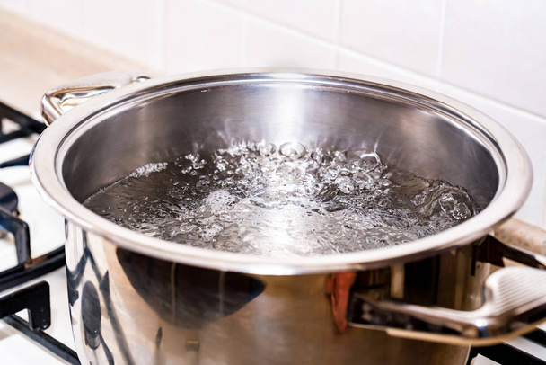 Кипляча вода для супу в сучасній каструлі
 - Фото, зображення