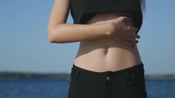 Seksikäs tyttö koskettaa hänen vatsaansa
 - Materiaali, video