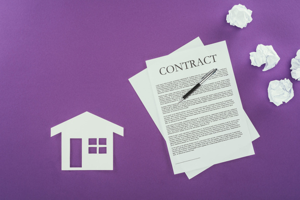 紫色の表面にペンと家のシンボルとのビジネス契約のトップ ビュー - 写真・画像