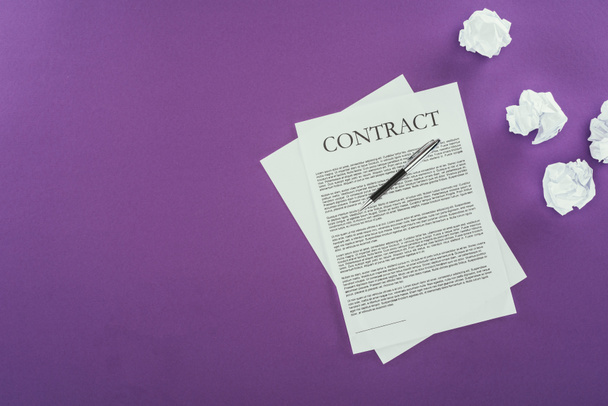 vista superior del contrato comercial con pluma sobre superficie púrpura
 - Foto, Imagen