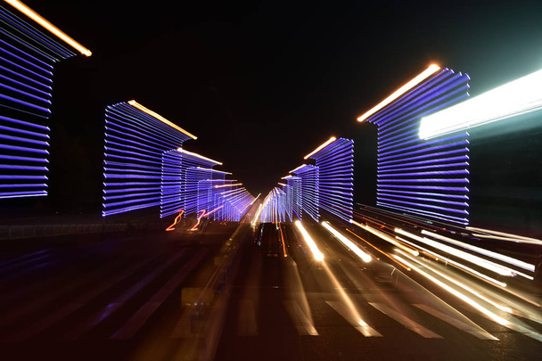 Абстрактний автомобільний слід на дорозі. Абстрактне зображення нічного світлофора на вулиці
. - Фото, зображення