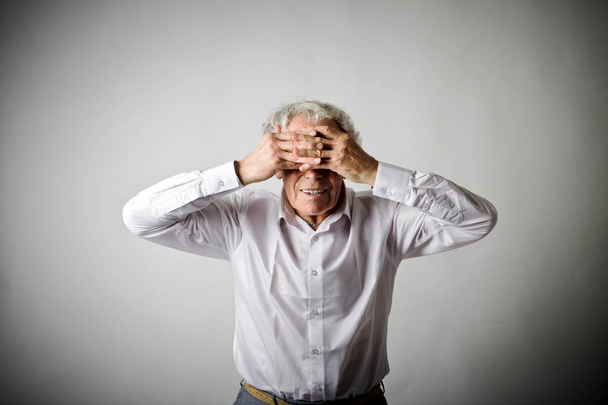 Frustrated old man in white - Foto, Bild