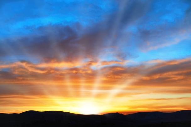 Terre avec et ciel coloré dramatique au coucher du soleil
 - Photo, image