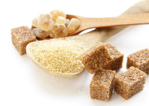 коричневий цукровий пісок і рафінований цукор на білому тлі
 - Фото, зображення