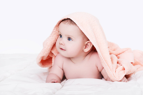 Κοριτσάκι ή αγόρι μετά το ντους με πετσέτα στο κεφάλι, απομονωμένο - Φωτογραφία, εικόνα