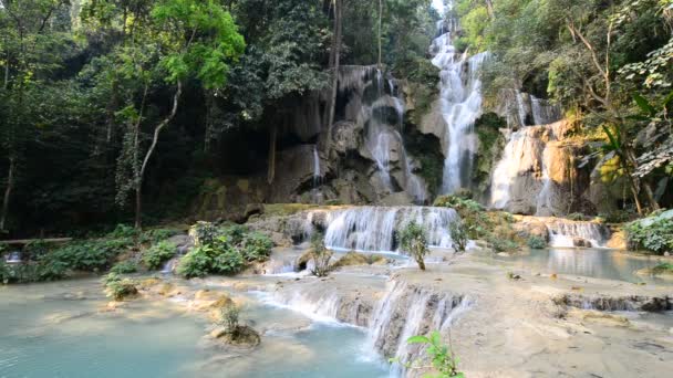 Kouangxi vodopád v Luang Prabang v Laosu.  - Záběry, video