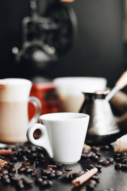 φλυτζάνι του καφέ στον μαύρο πίνακα νόστιμα latte - Φωτογραφία, εικόνα