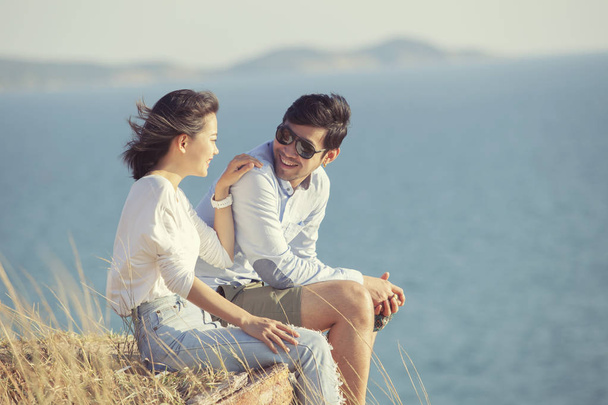 parit nuorempi aasialainen mies ja nainen rentouttava onnea o
 - Valokuva, kuva