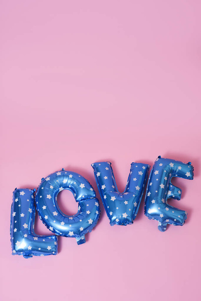 επιστολή σχήμα μπαλόνια που σχηματίζουν τη λέξη αγάπη - Φωτογραφία, εικόνα