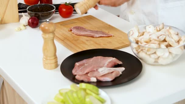 Cocinar salando un trozo de carne de cerdo cruda
 - Metraje, vídeo