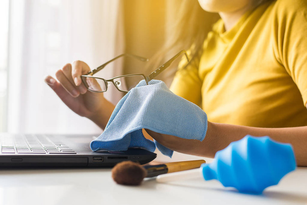 Hand woman cleaning her glasses with cloth,Clean lenses of eyeglasses - Foto, Imagem