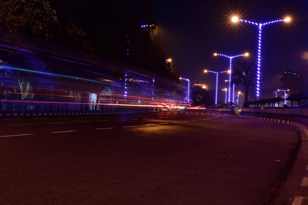 Αυτοκίνητο φως μονοπάτια στον δρόμο μέσα σε μια νύχτα της πόλης - Φωτογραφία, εικόνα