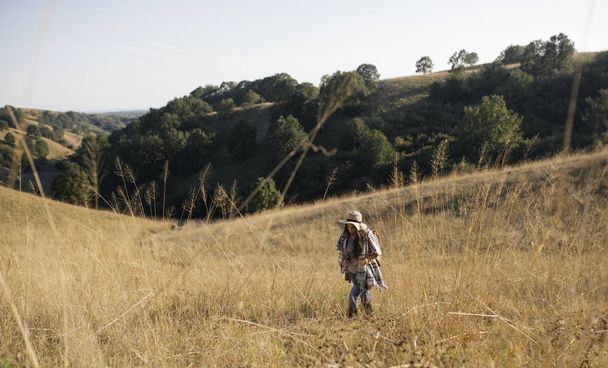 Woman Hiking in Field - Фото, зображення