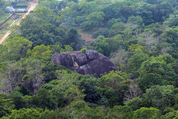 Sigiriya Rock ou Sinhagiri vue panoramique aérienne, qui dominent
 - Photo, image