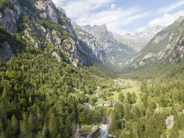 Luftaufnahme des Mello-Tals, Val di Mello, ein grünes Tal umgeben von Granitbergen und Waldbäumen, das von den Naturliebhabern in das kleine italienische Yosemite-Tal umbenannt wurde. Italien - Foto, Bild