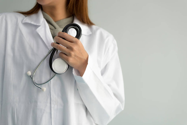Kadın doktor stetoskop tutuyor ve beyaz arka plan üzerinde ses kalp atışını duymak. Tıbbi ve sağlık kavramı. Hastane ve insanlar Tema - Fotoğraf, Görsel