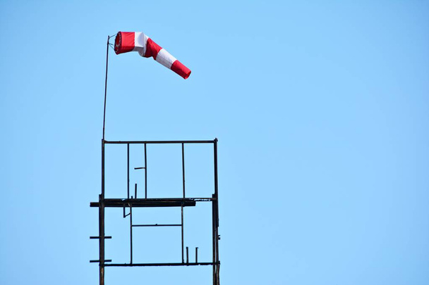 ветряная мельница на голубом небе
 - Фото, изображение
