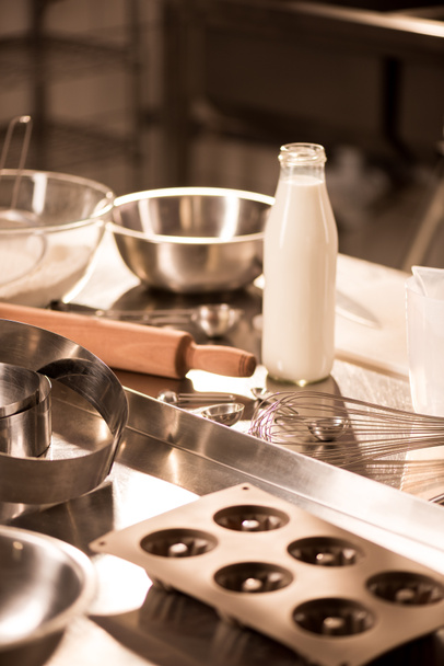 vista de cerca de los ingredientes para la masa y utensilios de cocina en el mostrador en el restaurante
 - Foto, Imagen