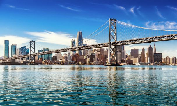 Centrum San Francisco i Oakland Bay Bridge na słoneczny dzień - Zdjęcie, obraz
