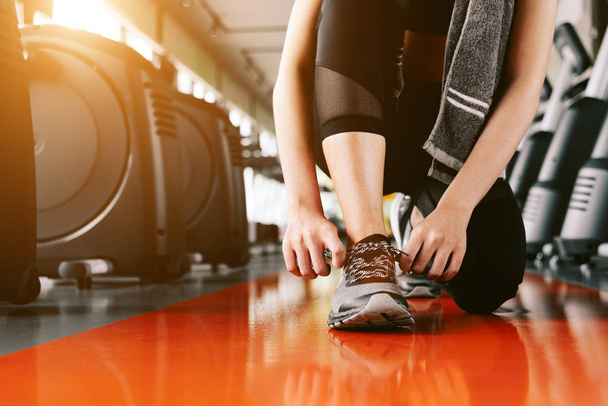 Sport donna legare scarpe da ginnastica corda. Centro sportivo e Fitness palestra co
 - Foto, immagini