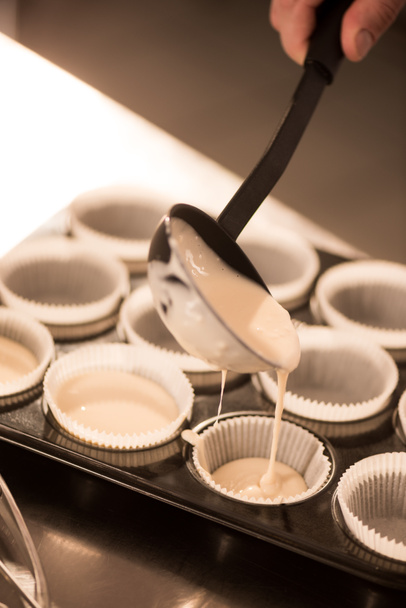 vágott lövés cukrászda szakadó tészta sütés formákat - Fotó, kép