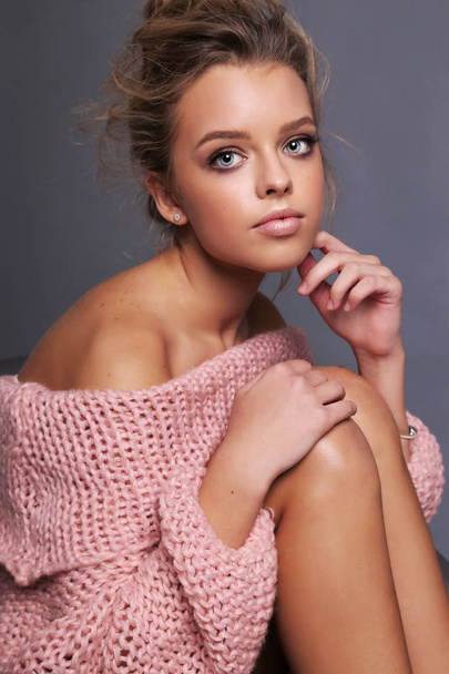 beautiful young girl with blond hair in cozy clothes posing in s - Foto, Imagem
