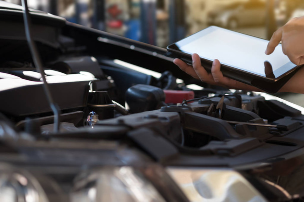 Механічний ремонт автомобіля в гаражі Авторемонт двигуна автомобіля, намет
 - Фото, зображення