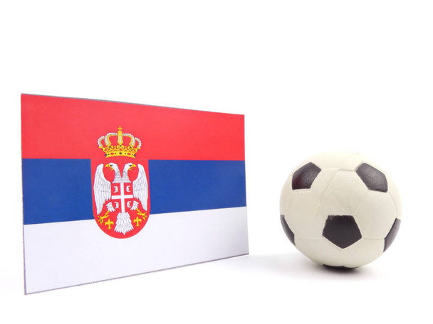 Bandera de Serbia con balón de fútbol sobre fondo blanco
 - Foto, Imagen