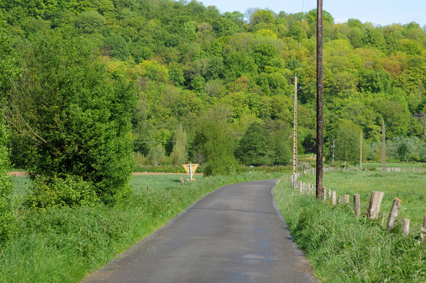 Normandie, uma estrada rural em Radepont
 - Foto, Imagem