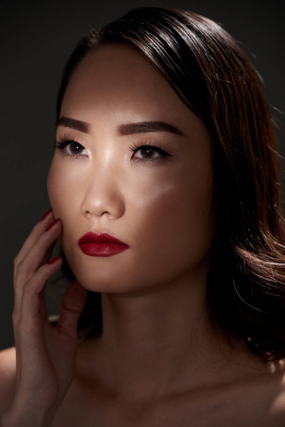 Kırmızı dudaklar ile çok güzel Asyalı genç kadın portresi - Fotoğraf, Görsel