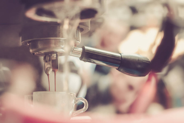 Przygotowanie kawy przez Barista Cafe - Zdjęcie, obraz