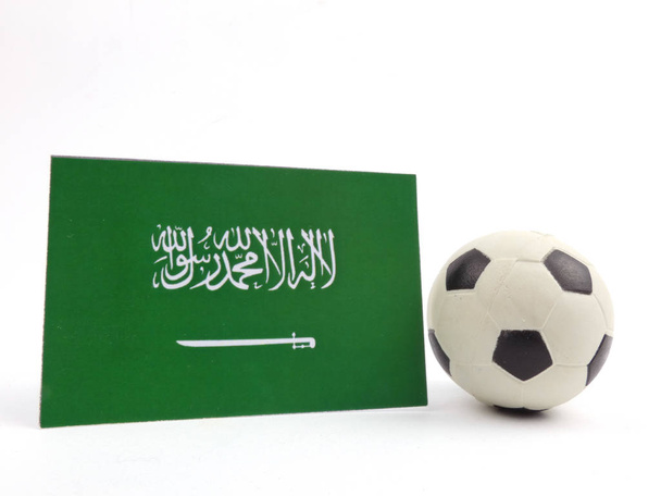 Saoedische vlag met voetbal bal isloated op witte achtergrond - Foto, afbeelding