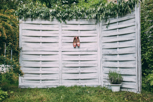 Bride's shoes on the fence. - Foto, immagini
