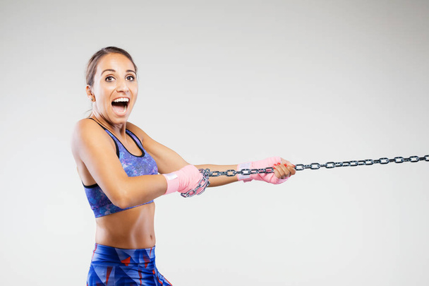 girl kickboxer with a chain - Foto, imagen