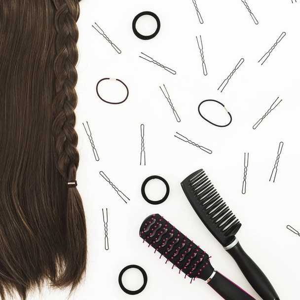 Quadro com pentes para o estilo do cabelo, barretas no fundo branco. Composição do blog de beleza. Deitado plano, vista superior
 - Foto, Imagem