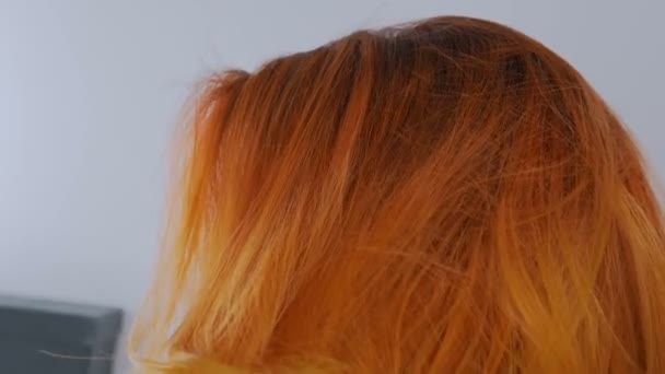 Mujer fijando pelo naranja en el salón de peluquería
 - Metraje, vídeo