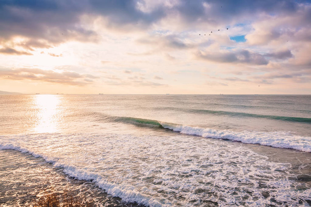 Mükemmel kırma namlu okyanus dalgası. Gündoğumu renkleri ile manzara - Fotoğraf, Görsel
