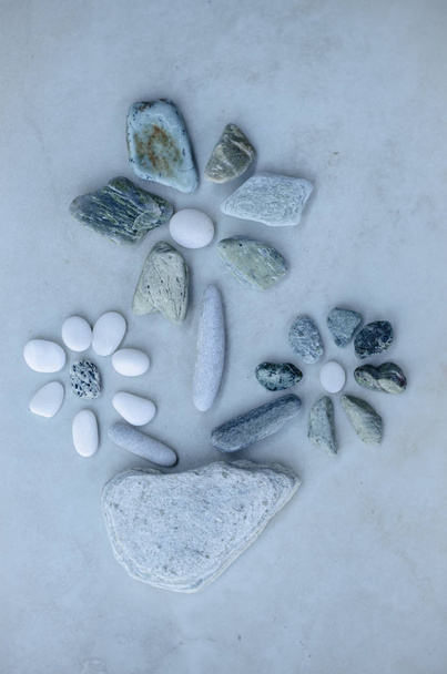 岩の小石で作った花の束 - 写真・画像