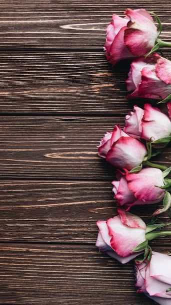 beautiful pink roses on wooden planks background, Valentine card background - Фото, изображение