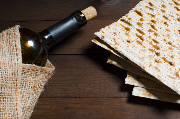 Matzo kasher traditionnel juif pour pesah de Pâques sur une languette en bois
 - Photo, image