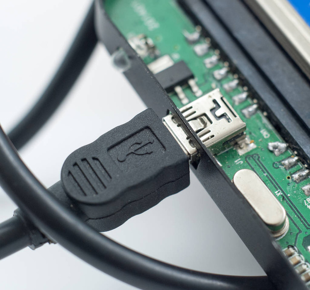 Externe harde schijf en USB-kabel, close-up - Foto, afbeelding