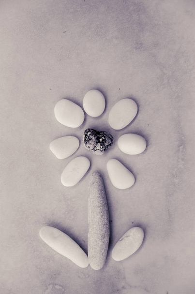 yksinkertaiset kukat valmistettu kivinen kiviä
 - Valokuva, kuva