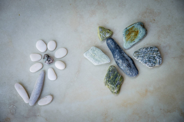 luova taide kuva kukkia ja perhonen valmistettu värikkäitä kiviä
 - Valokuva, kuva
