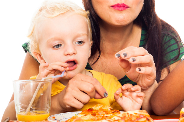 Enfant boire du jus et manger de la pizza
 - Photo, image