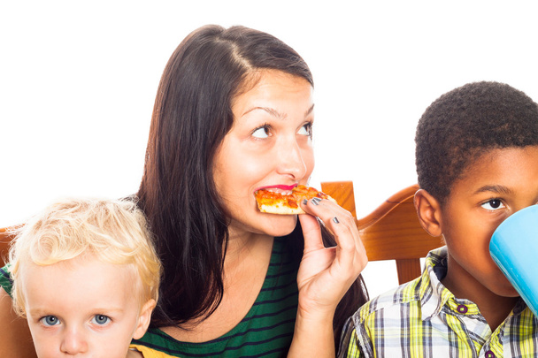 Mujer con niños comiendo pizza
 - Foto, Imagen