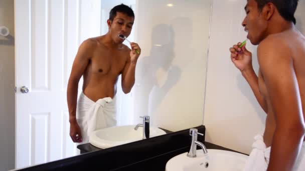 Άνδρας ντυμένος με πετσέτα βούρτσισμα των δοντιών πρωί. - Πλάνα, βίντεο